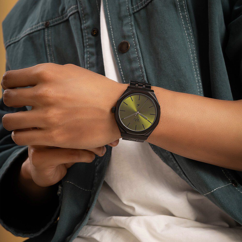 Buy Online Fastrack Vyb Challenger Quartz Analog Green Dial Metal