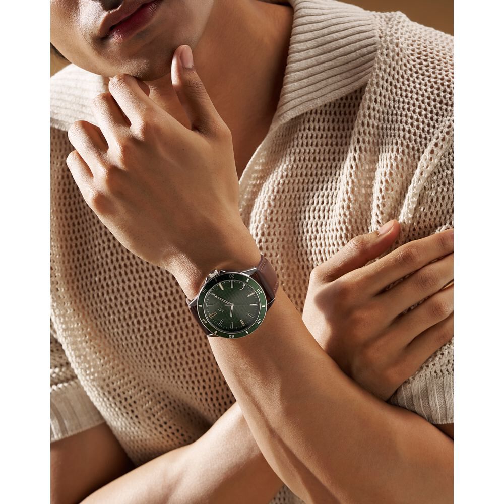 Buy Online Fastrack Stunners X Quartz Analog Green Dial Leather